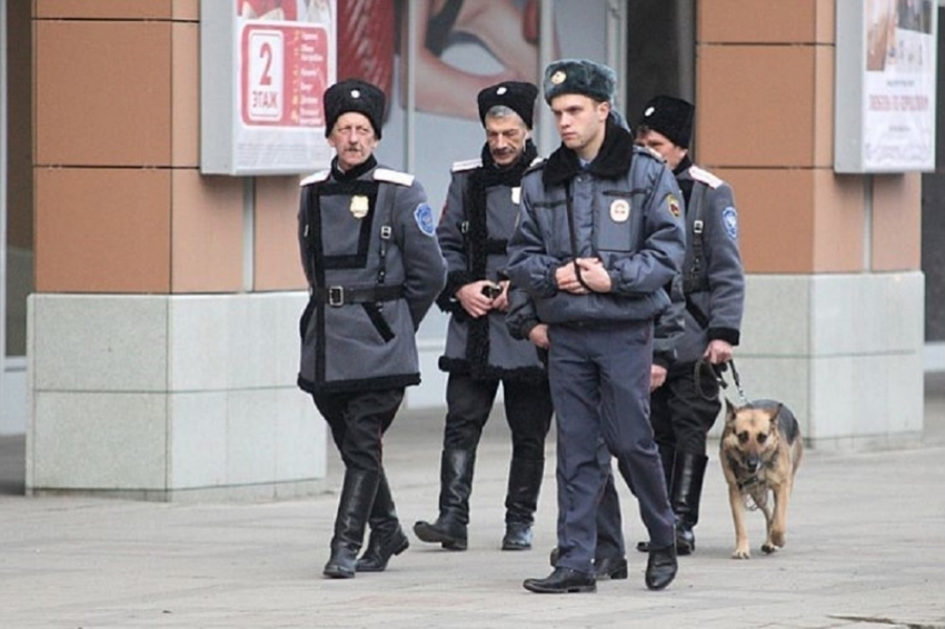 В Волгограде казаки потренировались пресекать правонарушения