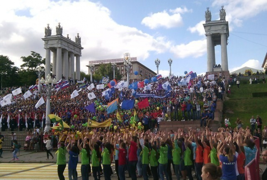 В День города в Волгограде объединились 5 тысяч первокурсников в параде студентов
