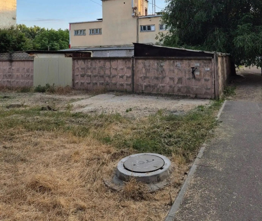 Ребенок рухнул в открытый люк в Волгограде