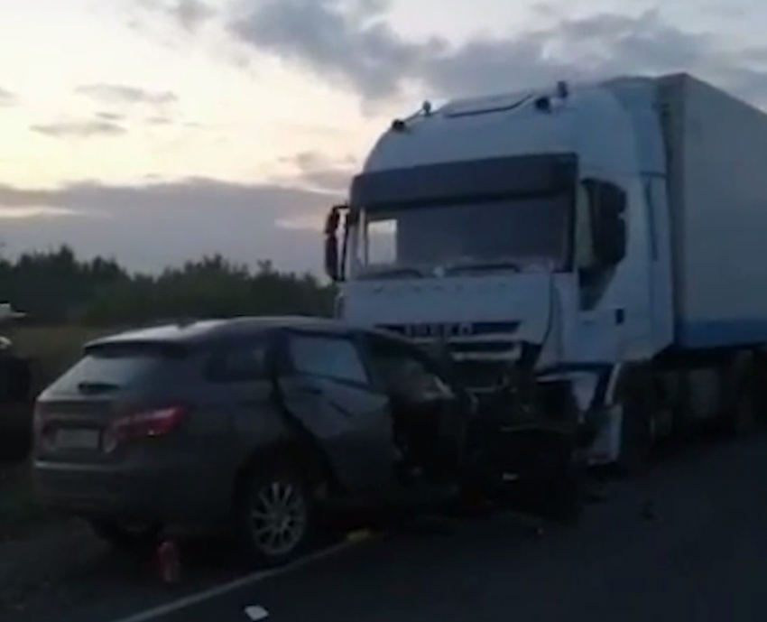 Два волгоградца погибли в ДТП с легковушкой, фурой и микроавтобусом