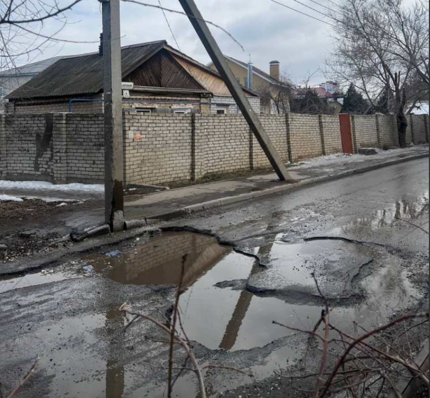 Убитая дорога кошмарит даже джипы в паре километров от главной святыни Волгограда