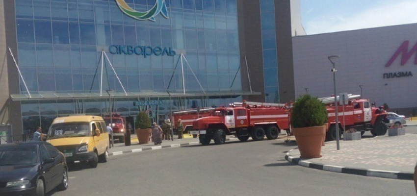 Посетителей торгового центра в Волгограде напугали дым и 8 пожарных машин