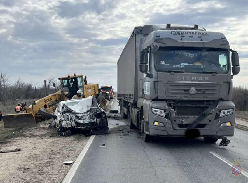 Трое детей из «Лексуса» пострадали в  ДТП с  грузовиком и грейдером на волгоградской трассе 