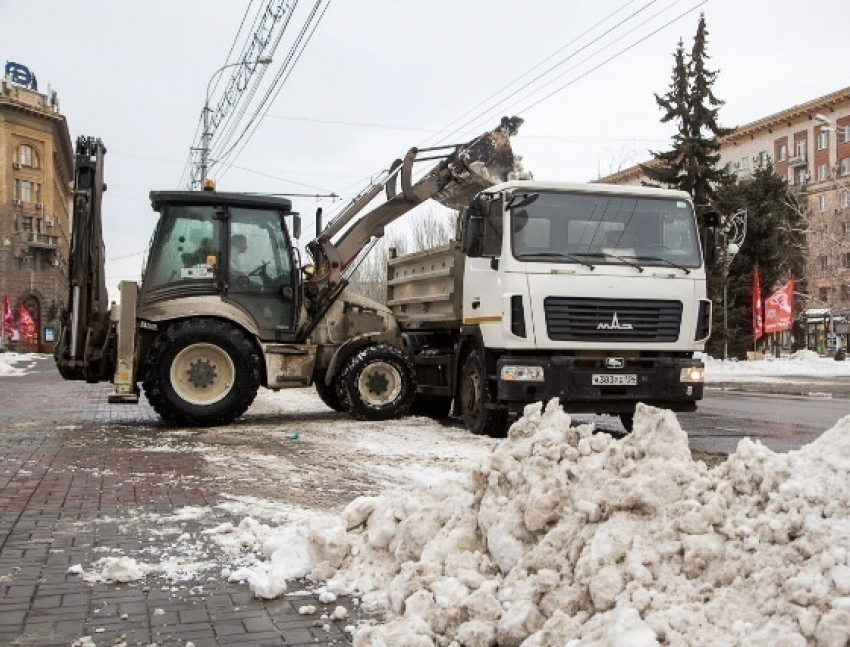 С волгоградских дорог сгребают снежную кашу