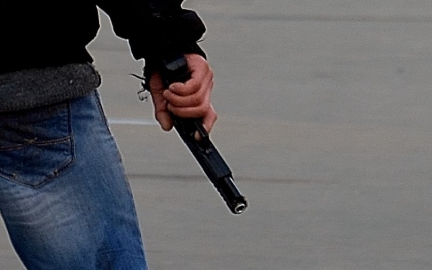 В Волгограде вооруженные парни ограбили и избили подростков
