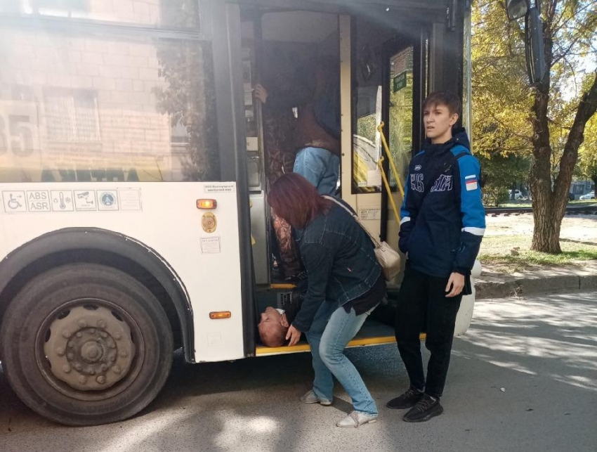 В Волгограде пассажиры останавливали автобус, пока водитель был без сознания