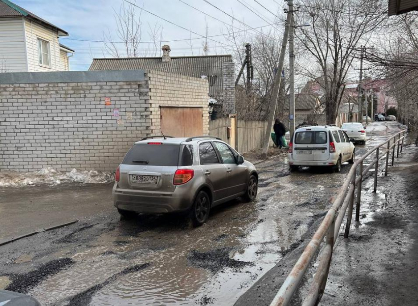 "Смекалка-то работает!": разбитую дорогу замаскировали асфальтовым крошевом в Волгограде