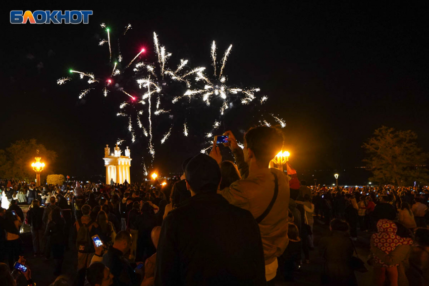 День рождения волгоград. Салют в Волгограде 9 мая. День города Волгоград. Фото салют в Волгограде на набережной. С днем рождения Волгоград.