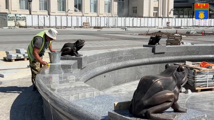 Знаменитые лягушки вернулись в центр Волгограда 