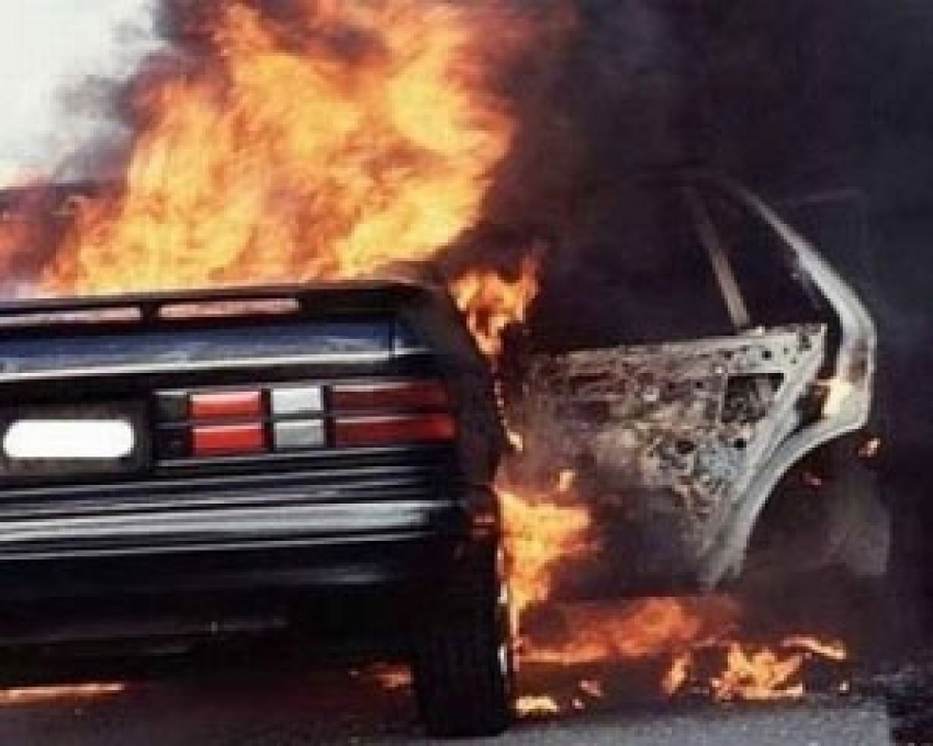 Автомобиль украинца сгорел на трассе под Волгоградом