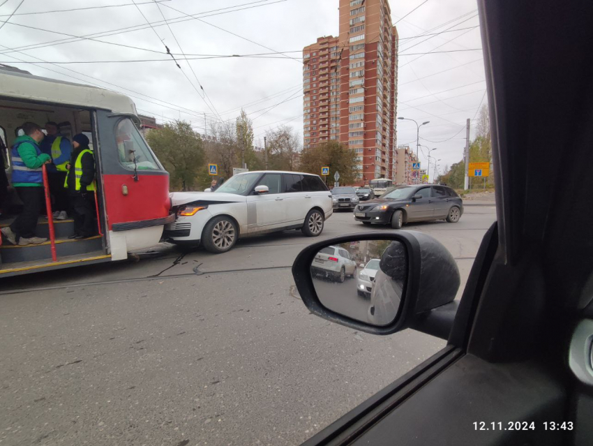 Трамвай смял Range Rover в Волгограде