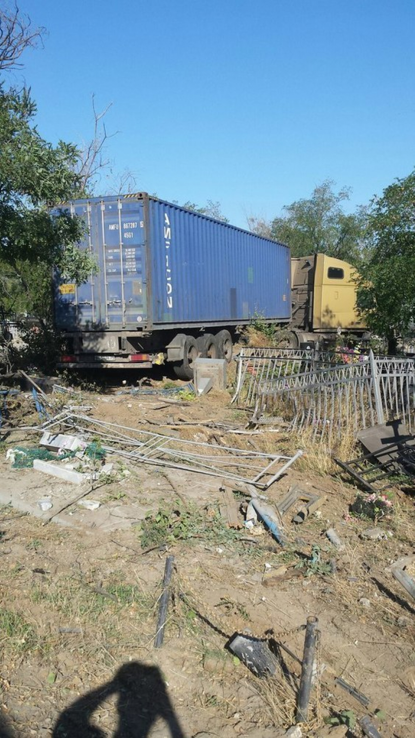 В Волгограде фура влетела на кладбище и снесла памятники