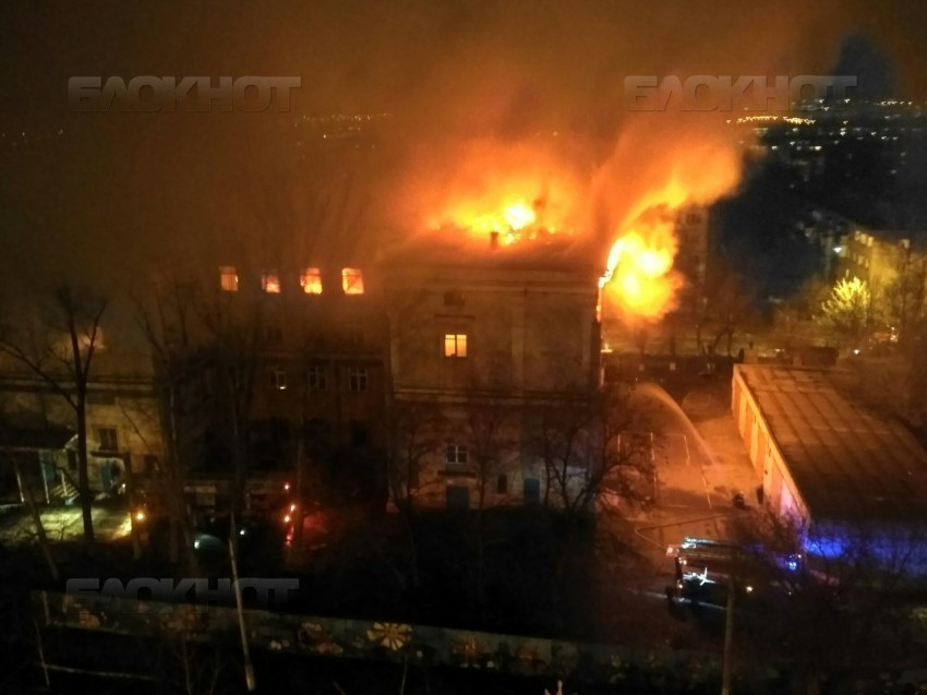 5 часов пожарные боролись с огнем в бывшем детском центре на юге Волгограда