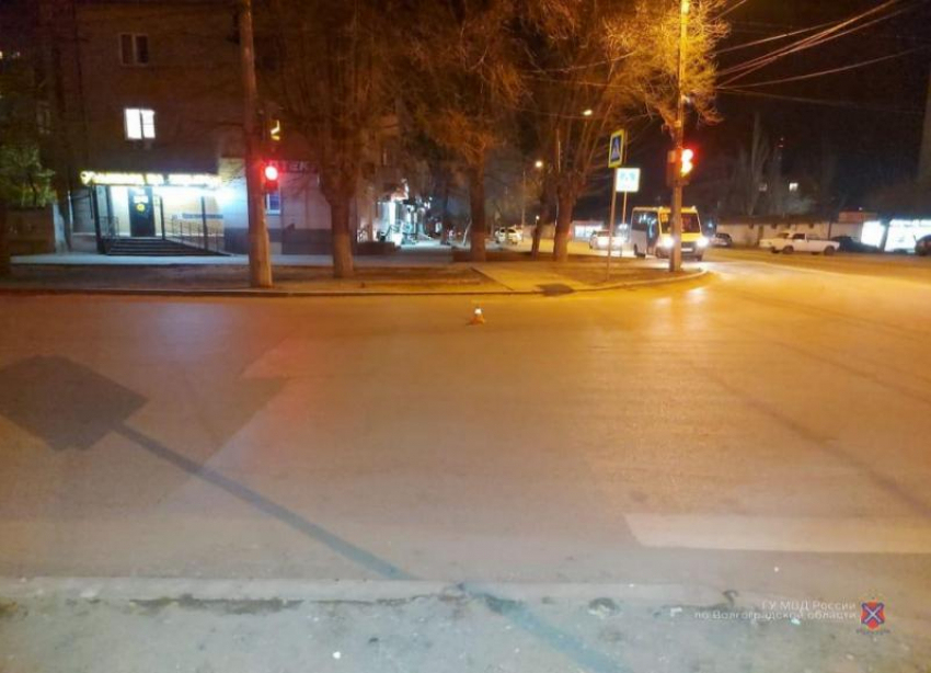 Сбил девушку на «зеленый» и сбежал водитель седана в Волгограде 