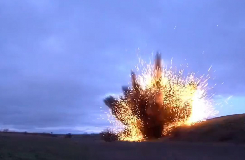 Две авиабомбы мощно рванули в степи под Волгоградом