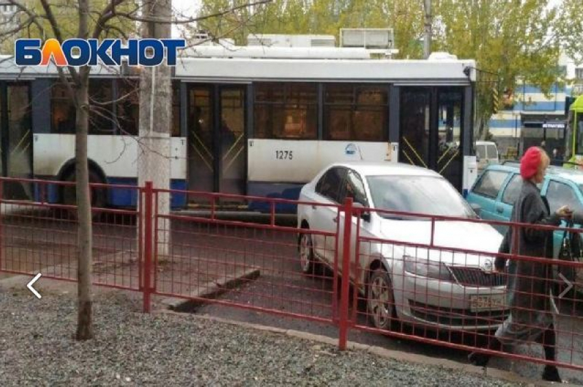 В Волгограде на Рабоче-Крестьянской грузовик врезался в троллейбус с пассажирами 