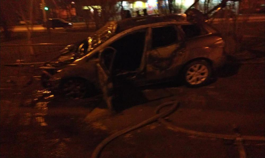 В Волгограде лихач за рулем  Mazda протаранил бордюр и отлетел в ограждение 