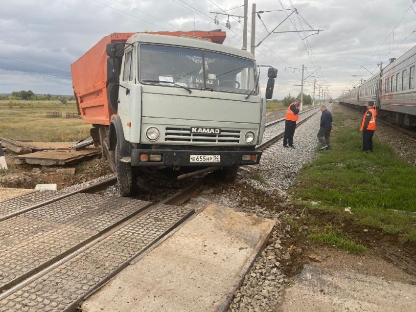 Пассажирский поезд въехал в КамАЗ в Волгоградской области