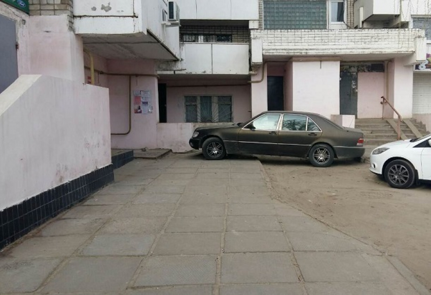 В Волгограде водитель иномарки припарковался на ступеньках подъезда