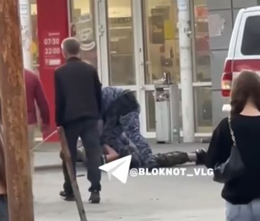 Неадекват с ножом кинулся на юношу на Юбилейном в Волгограде — видео 