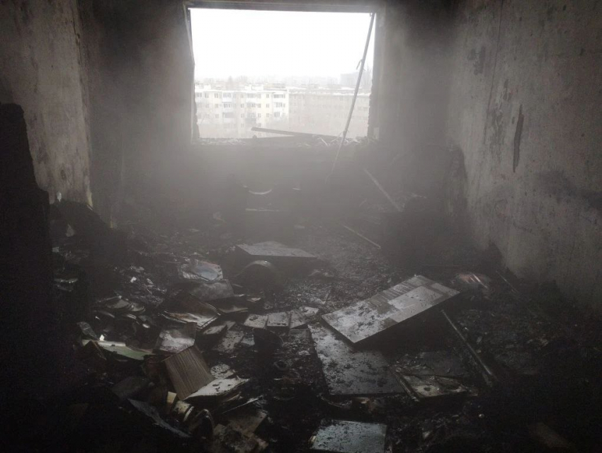 Девятиэтажку эвакуировали из-за мощного пожара в квартире 83-летнего волгоградца
