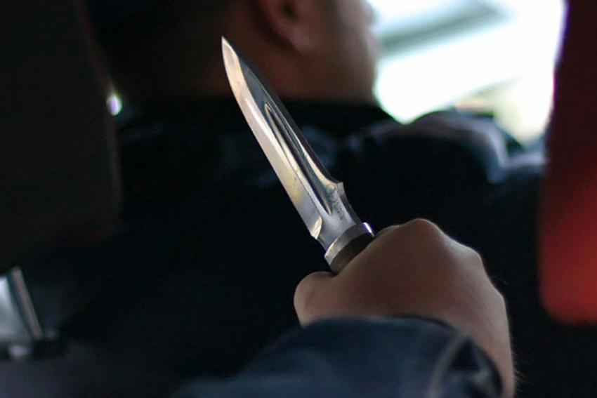 Клиент напал с ножом на таксиста в Волжском 