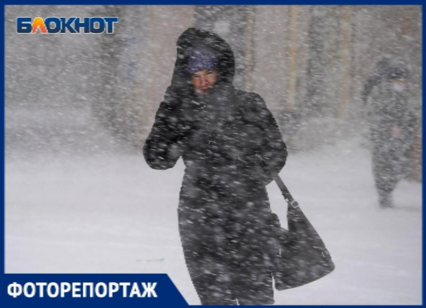 Сильный снегопад заметает улицы Волгограда: черноморский циклон в объективе фотографа