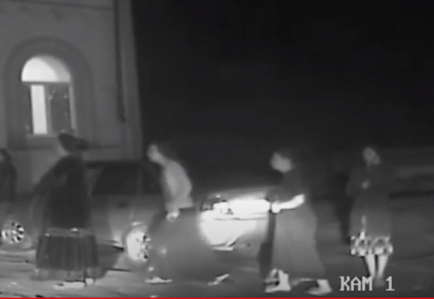 Опубликовано видео, как семейство цыган выбежало спасать родственника от инспекторов ДПС в Волгограде 