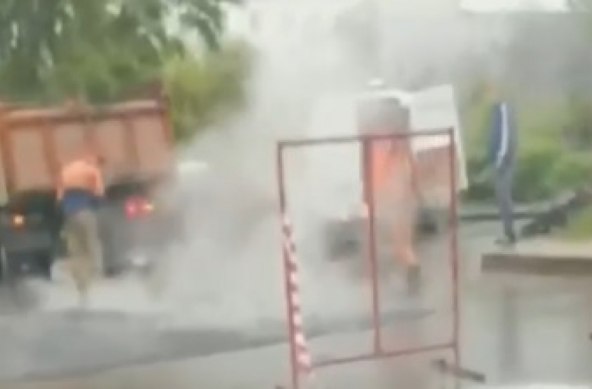 Дождь – лучшее время ремонта дороги: как асфальт закладывают в лужи, показал на видео волгоградец