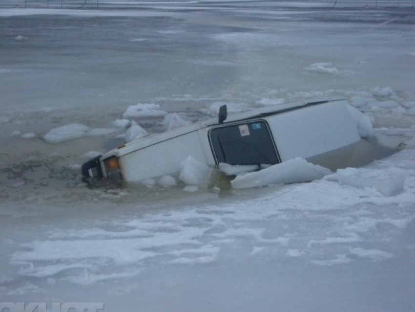 Под Волгоградом нашли тело рыбака, провалившегося под лед на машине