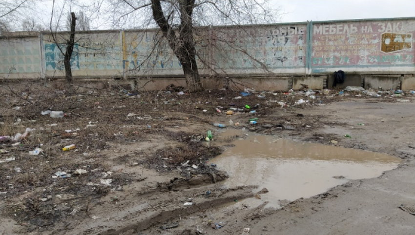 В мусорную свалку превратили конечную 55-го автобуса водители в Волгограде