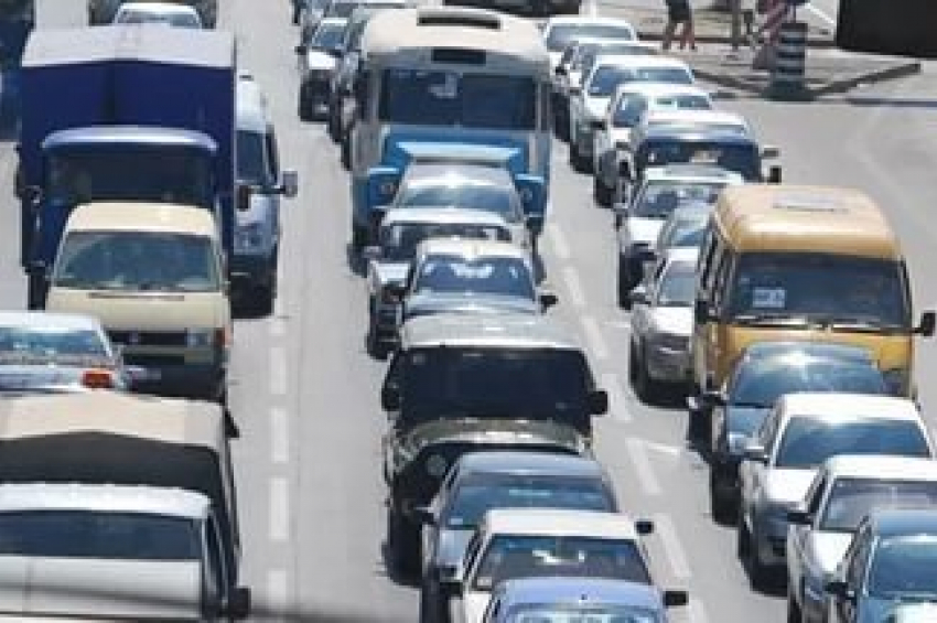 В Волгограде наблюдаются пробки из-за ДТП и дорожных работ