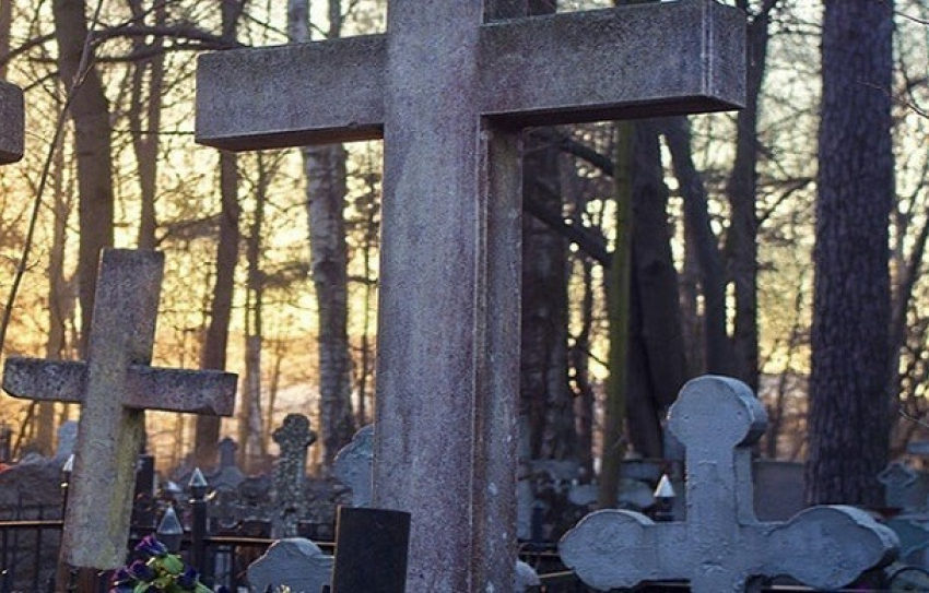 Рецидивисты похитили и осквернили могильный крест на кладбище в Урюпинске
