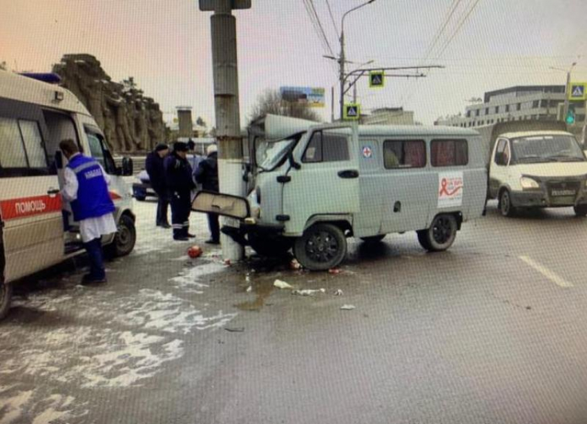 Машина с пациентом диспансера протаранила столб у Мамаева кургана в Волгограде
