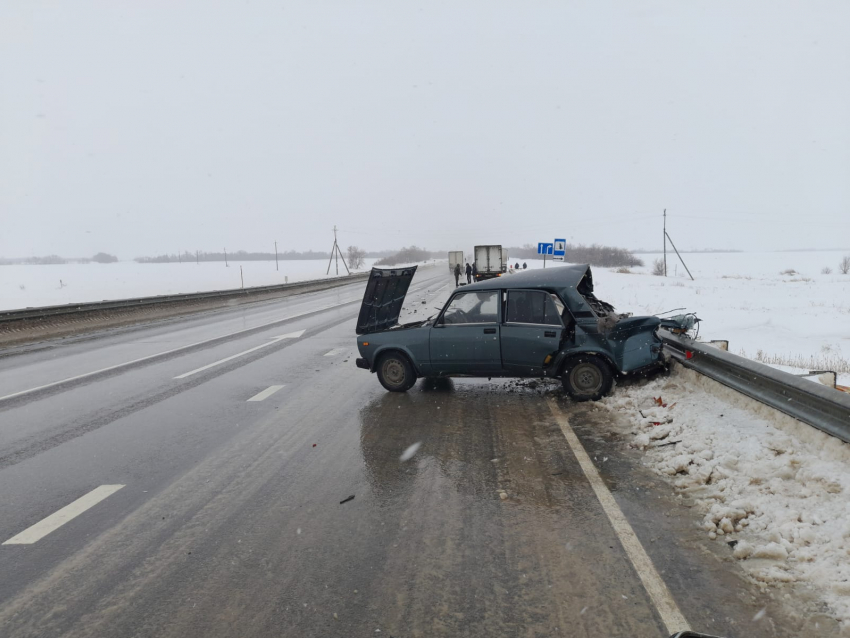 В Волгоградской области «Жигули» разорвало пополам на московской трассе