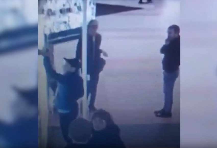 Кража трех iPhone и двойное падение вора в ТЦ Волгограда попало на видео