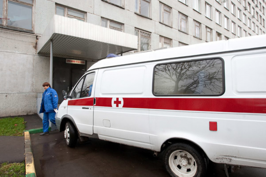 В Волгограде при падении с крыши насмерть разбился 53-летний мужчина