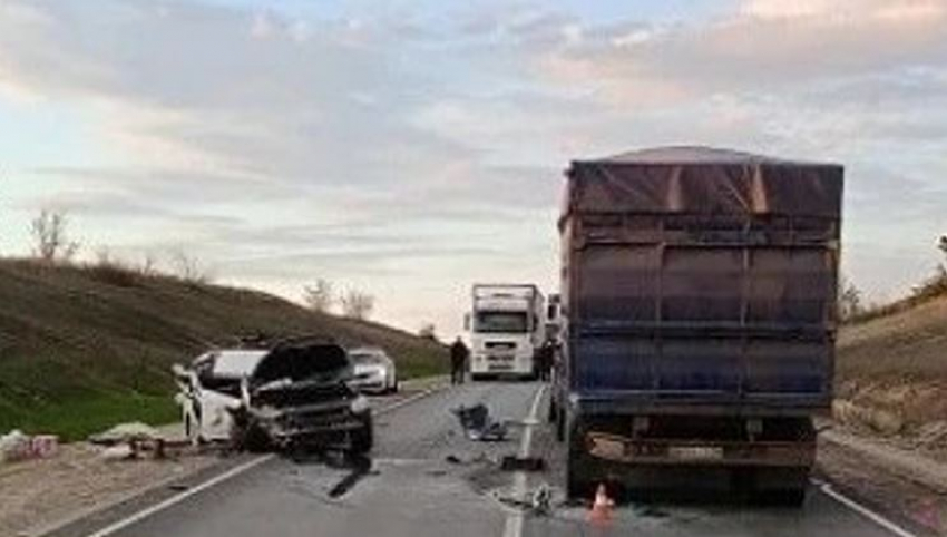 Водитель иномарки угробил пассажирку после наезда на  КамАЗ на волгоградской трассе 