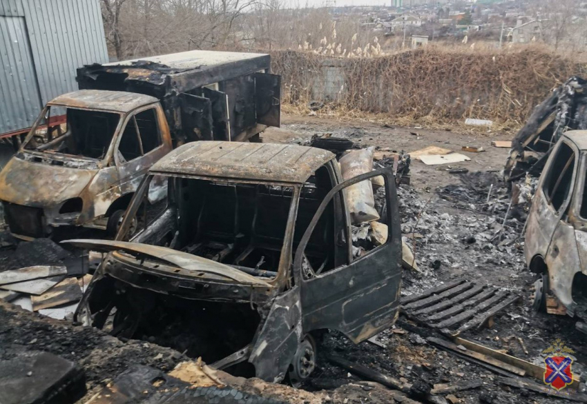 Обиженный сотрудник после увольнения поджег три грузовика на базе в Волгограде 