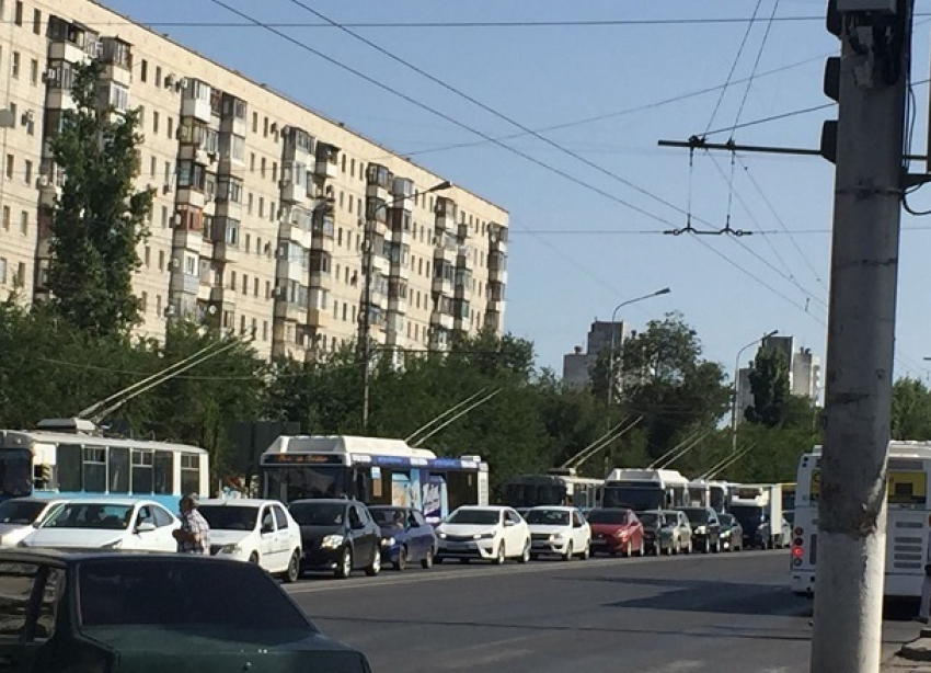 Утренняя пробка парализовала движение на дорогах Волгограда