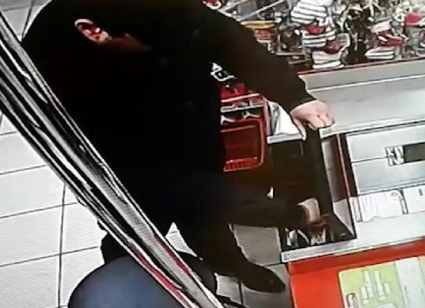 Троих грабителей магазина в центре Волгограда ищут по видео