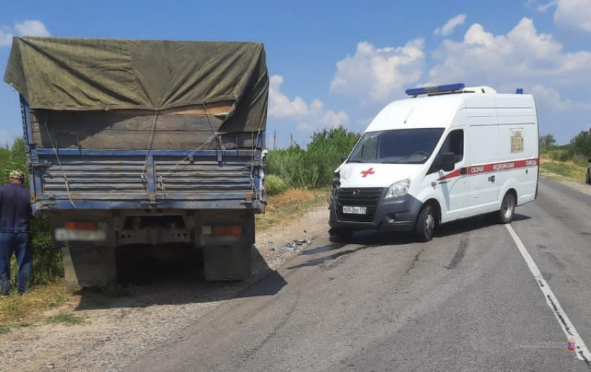 КамАЗ протаранил скорую помощь на трассе в Волгоградской области: пострадал медработник