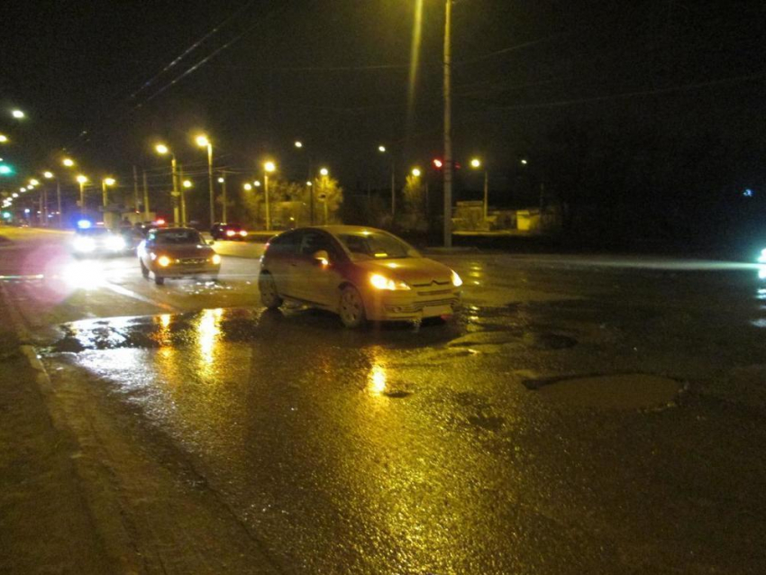 В Волгограде в столкновении двух иномарок пострадала 19-летняя автоледи