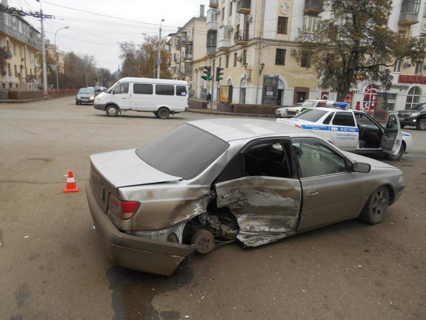 В центре Волгограда в ДТП Toyota и Volkswagen пострадал 8-летний мальчик