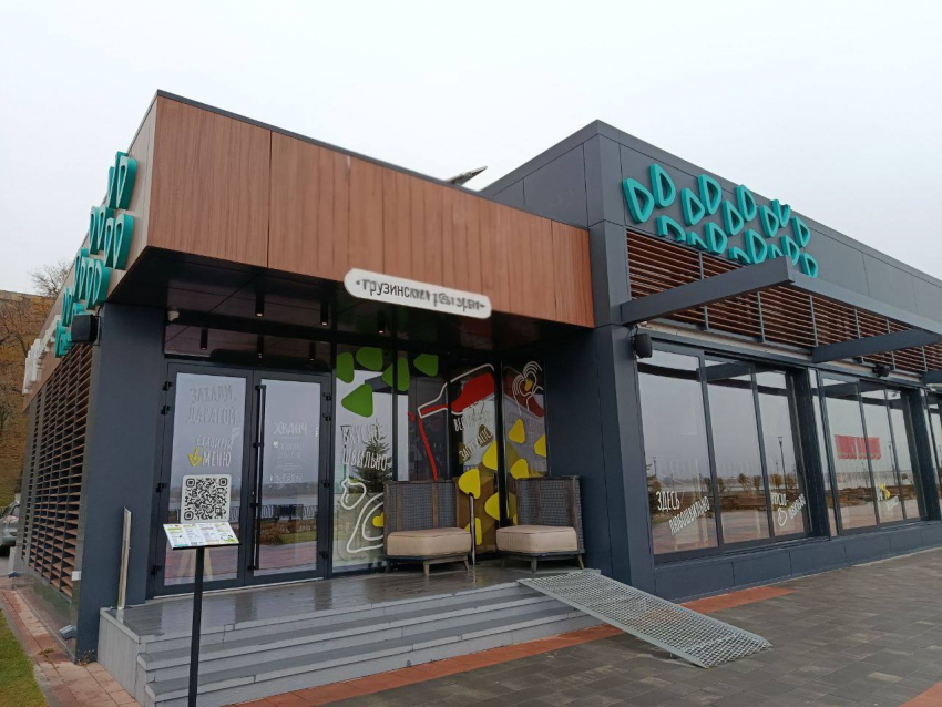 Coffee like и «Хванч» нахаляву врезались в водопровод в центре Волгограда 