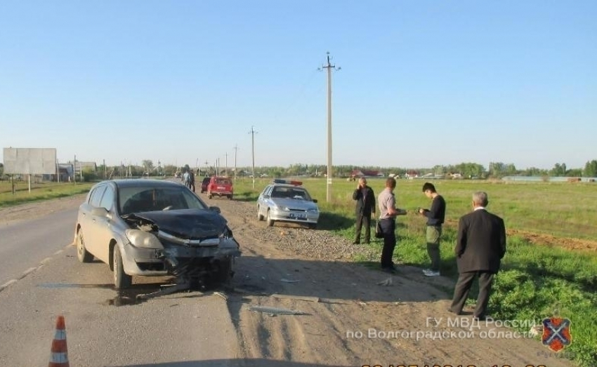 В Средней Ахтубе в ДТП «десятки» и Opel пострадал стоящий на обочине 30-летний пешеход