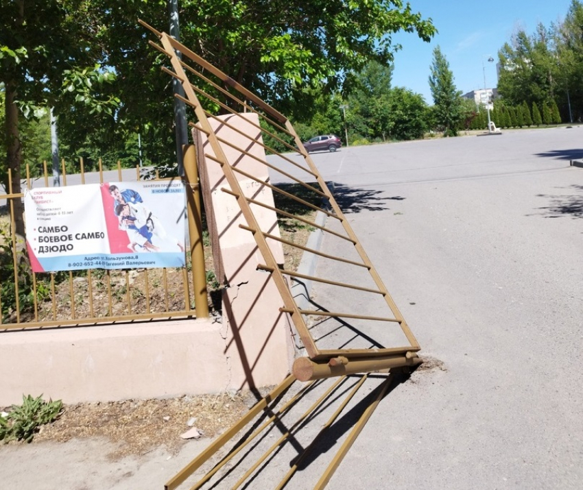 Ворота «с мясом» вырвали неизвестные в парке ДК «Гагарина» в Волгограде