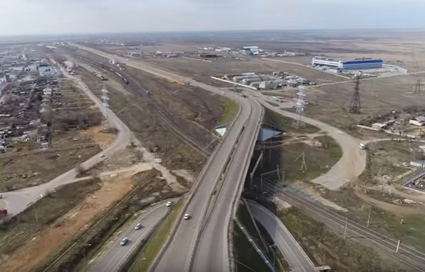 Дорогу в аэропорт Волгограда засняли на квадрокоптер