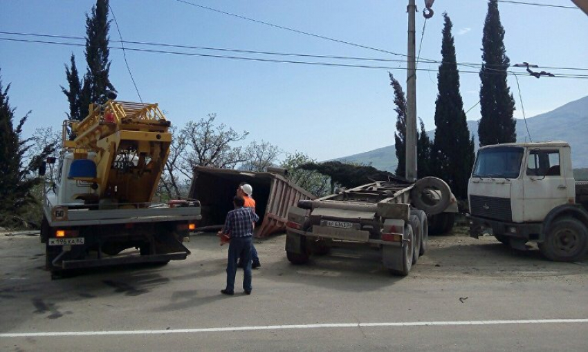 В Крыму опрокинулась и повисла над оврагом фура из Волгограда: водитель погиб