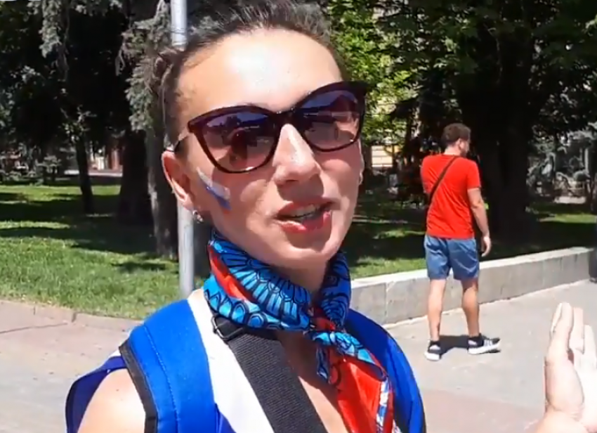 Волгоградка в платье из российского флага выбрала самых любвеобильных иностранцев